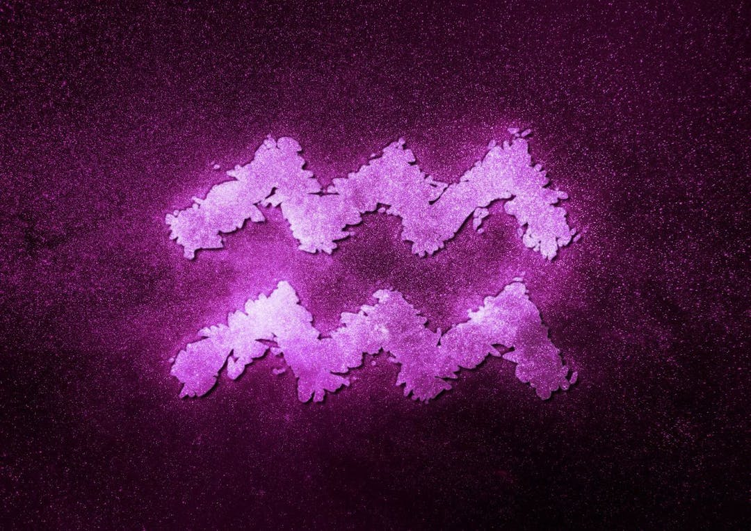stjernetegnet vandmanden symboliseret med et symbol i lilla nuancer