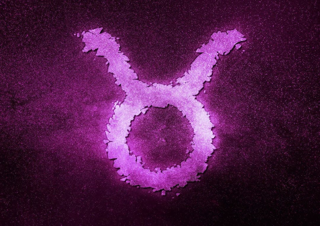 stjernetegn tyren symboliseret ved et symbol i lilla nuancer