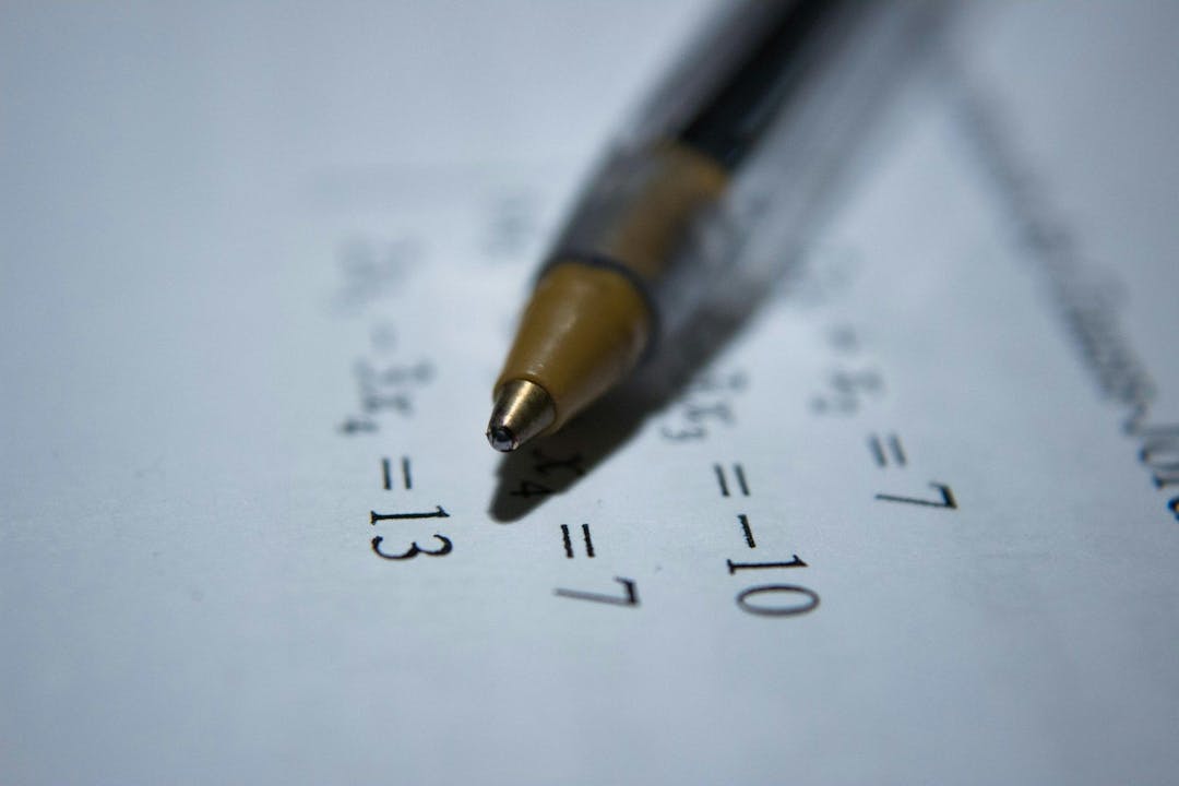 Kuglepen på papir med udregninger for at symbolisere at lære matematik