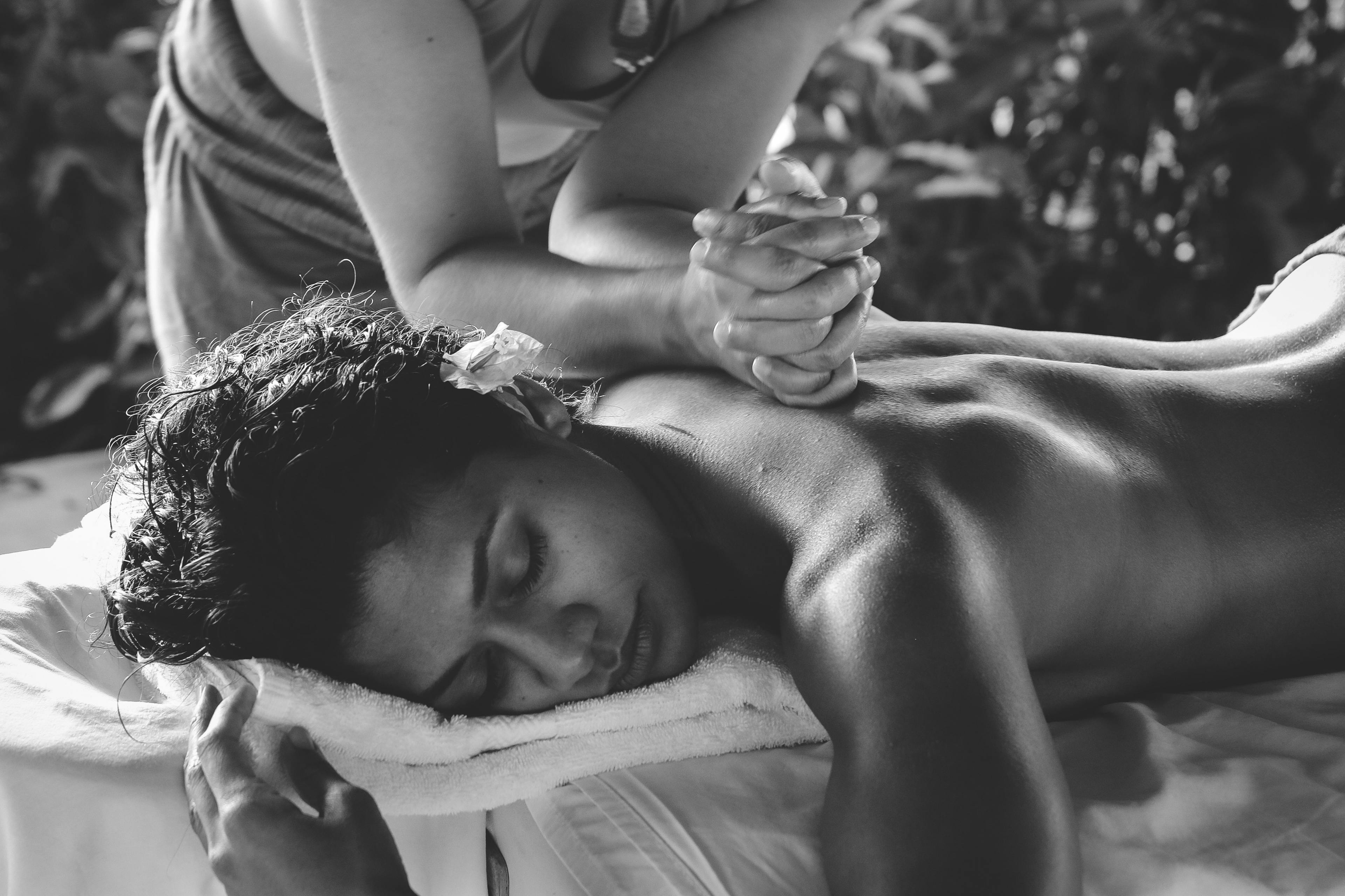 kvinde der modtager massage